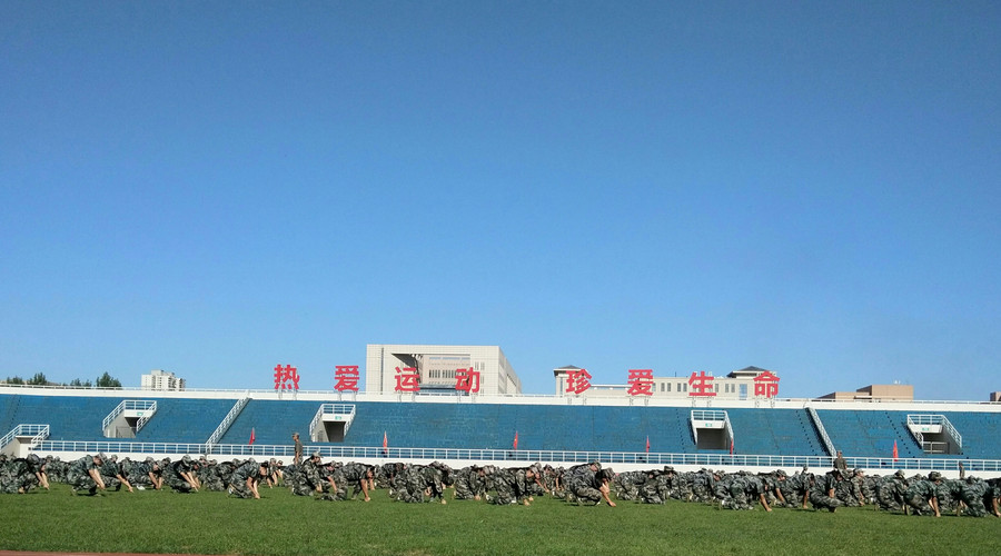 ɽ�|���������W(xu��)У�����к���ɫ��